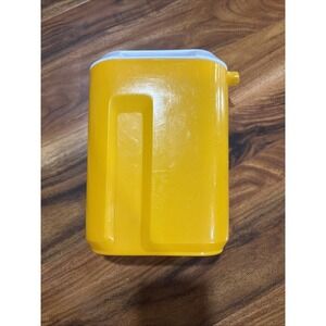 VINTAGE Rubbermaid EASY GRIP 1.5 quart Drink Pitcher W/ LID #0923 Yellow/Orange